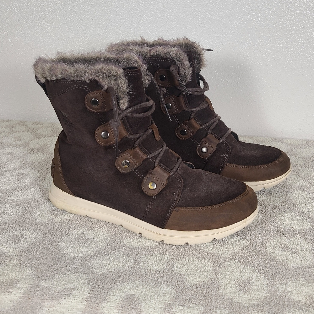 Sorel Brown Winter Boots with Fur Trim fits like a Women’s 9-9.5